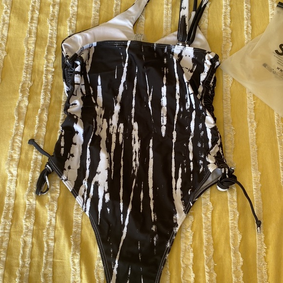 Trendy One Shoulder Crossover Bathing Suit ☀️ NWT - Picture 5 of 9